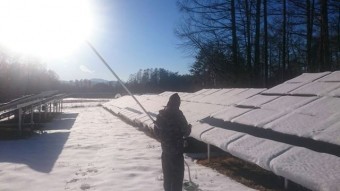 長野県茅野市 野立て太陽光パネルの雪下ろし風景をご紹介します 街の屋根やさん松本諏訪平店