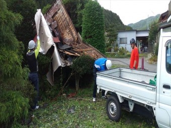 台風で飛んだ屋根の撤去
