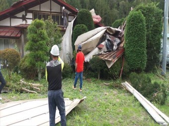 台風で飛んだ屋根の撤去