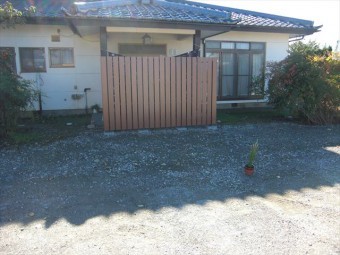 玄関前の目隠しフェンス