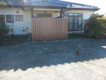 玄関前の目隠しフェンス