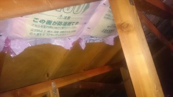 屋根裏へ断熱材