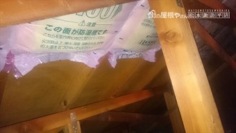 屋根裏へ断熱材