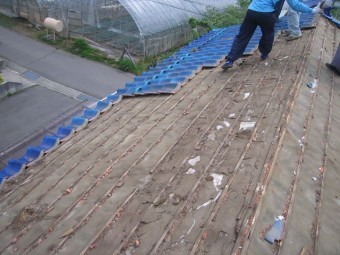 屋根葺き替え 瓦をおろして