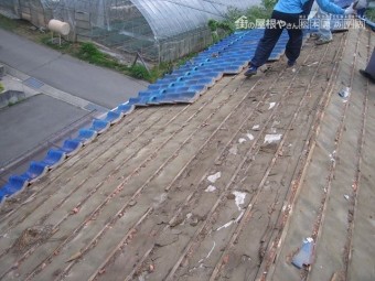 屋根葺き替え 瓦をおろして