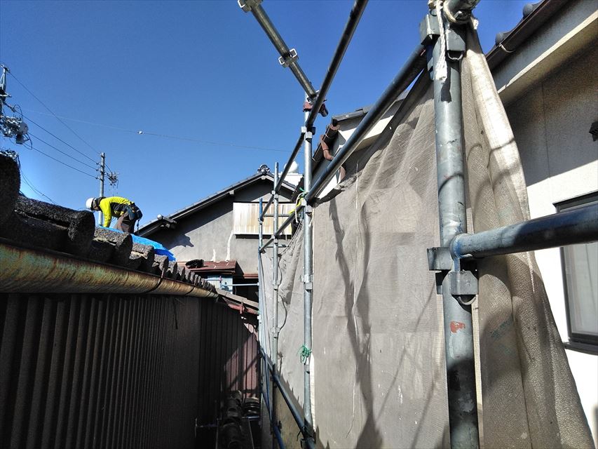 松本市中央にて築90年の貸店舗の屋根・外壁工事が始まりました。