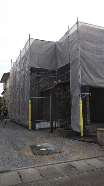 松本市寿で屋根と外壁の塗装工事です。足場設置が完了しました！