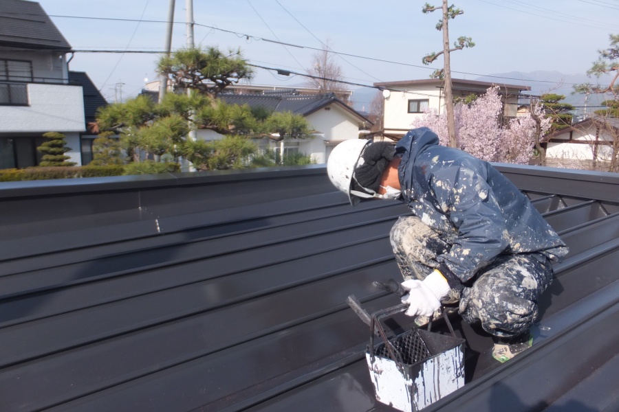 松本市屋根フッ素塗替え施工中