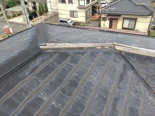 諏訪郡下諏訪町にて屋根の棟板金が飛んで行ってしまったとのご相談です。