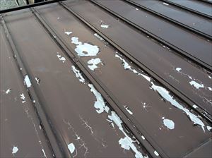 トタン屋根塗膜剥がれ