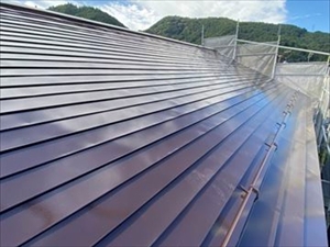 塩尻市で築30年のガルバリウム屋根塗装！もらいサビを防ぐ高耐久シリコン施工事例