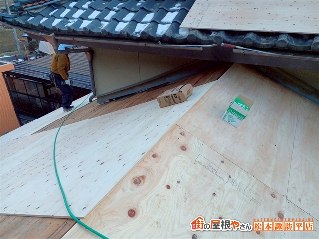 塩尻市で耐震を考えた屋根葺き替え｜重い瓦屋根のままで大丈夫？野地板敷設