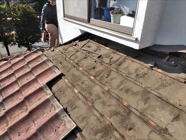 塩尻市｜下屋根の屋根葺き替え工事 壁際の防水処理が雨漏りを防ぎます2