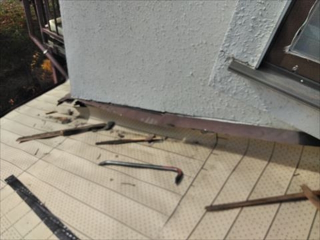 塩尻市｜下屋根の屋根葺き替え工事 壁際の防水処理が雨漏りを防ぎます3