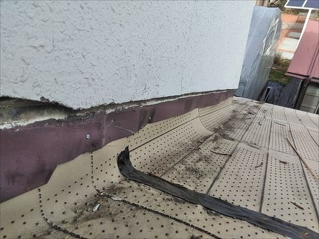 塩尻市｜下屋根の屋根葺き替え工事 壁際の防水処理が雨漏りを防ぎます4