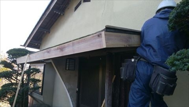 塩尻市｜玄関前が雨で濡れる悩みを解消｜屋根補修と雨樋を設置