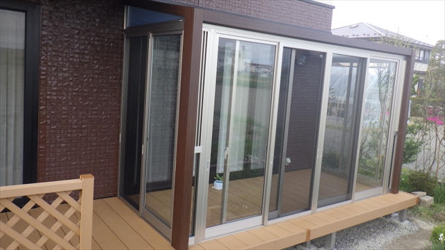 安曇野市でテラス囲い設置｜YKKAPサンフィールで雨を気にせず洗濯！お庭をもう一つのリビングへ3