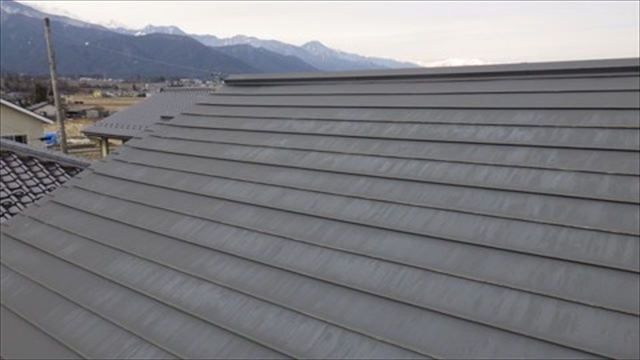 安曇野市のガルバリウム鋼板屋根塗装｜褪色と下地処理が重要な理由