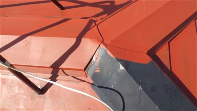 安曇野市ガルバリウム鋼板屋根塗装下塗り工程1