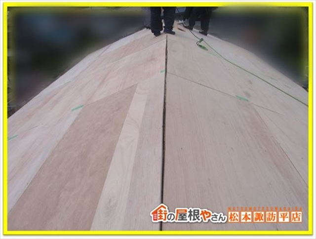 松本市で瓦屋根を横暖ルーフSへ葺き替え｜断熱材一体型の金属屋根を採用9