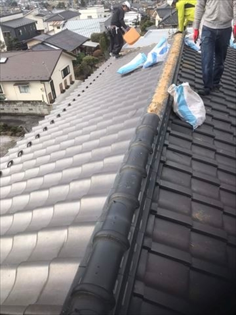 松本市：瓦屋根から高耐久屋根に葺き替え：4.5tから750㎏軽量化で耐震性アップ 棟瓦撤去