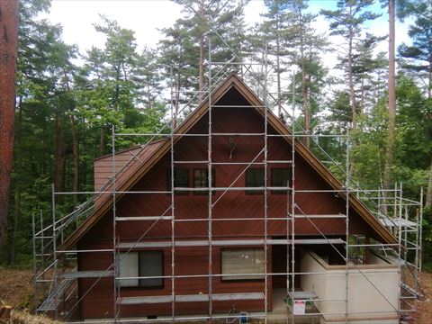 茅野市の別荘で急こう配の屋根に高耐久フッ素塗料を塗っています