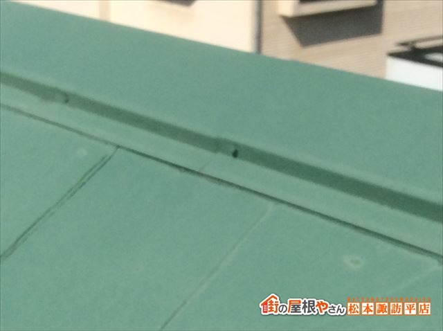 諏訪市｜煙突補修中に発見した棟板金の釘浮きを樹脂製下地へ交換し飛散防止1