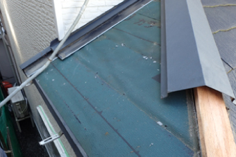 屋根材を剥がし防水紙の状態を確認