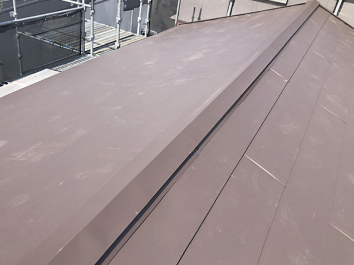 施工後のガルバリウム鋼板で一新された屋根